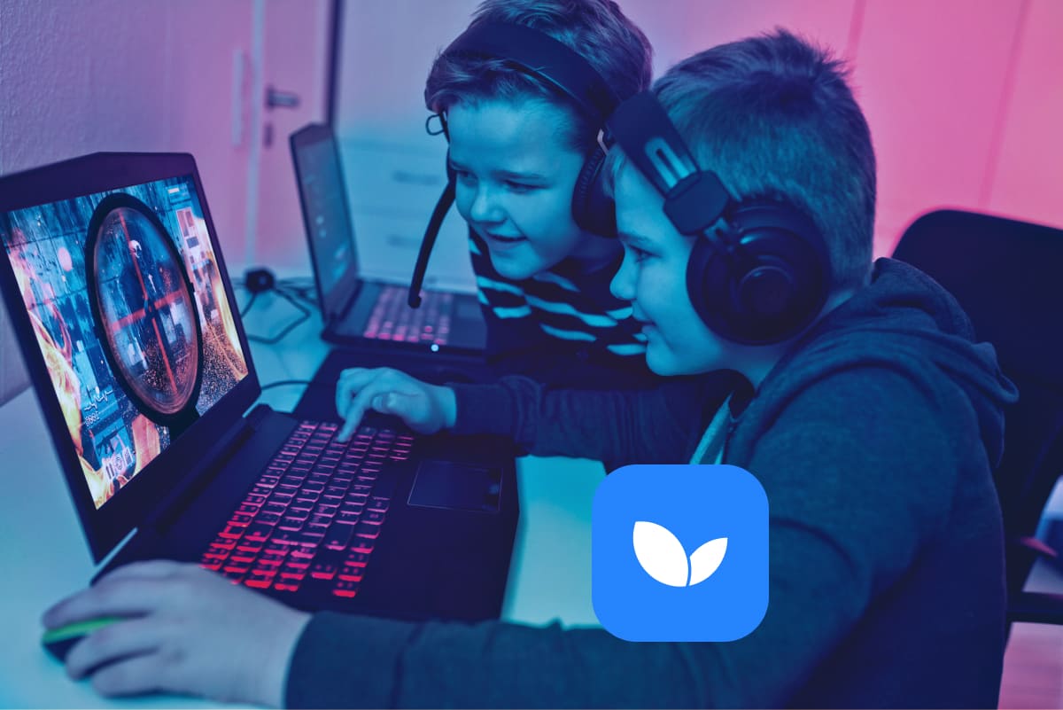 Школьники играют в компьютер